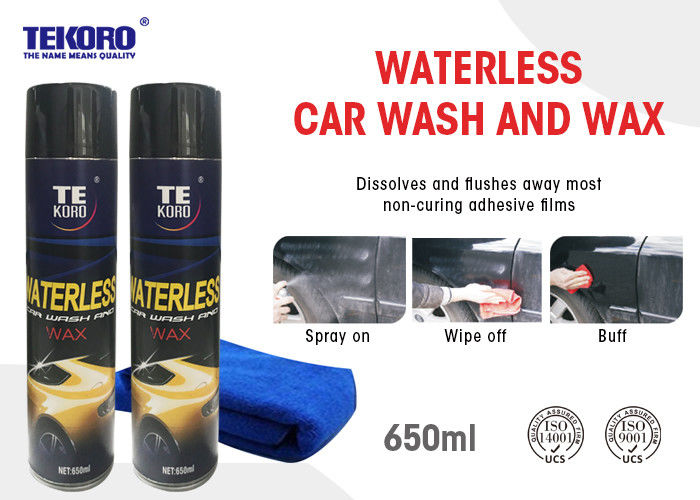 O uso sem água das superfícies exteriores do veículo da lavagem &amp; da cera com raia livra o brilho