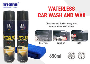 O uso sem água das superfícies exteriores do veículo da lavagem & da cera com raia livra o brilho